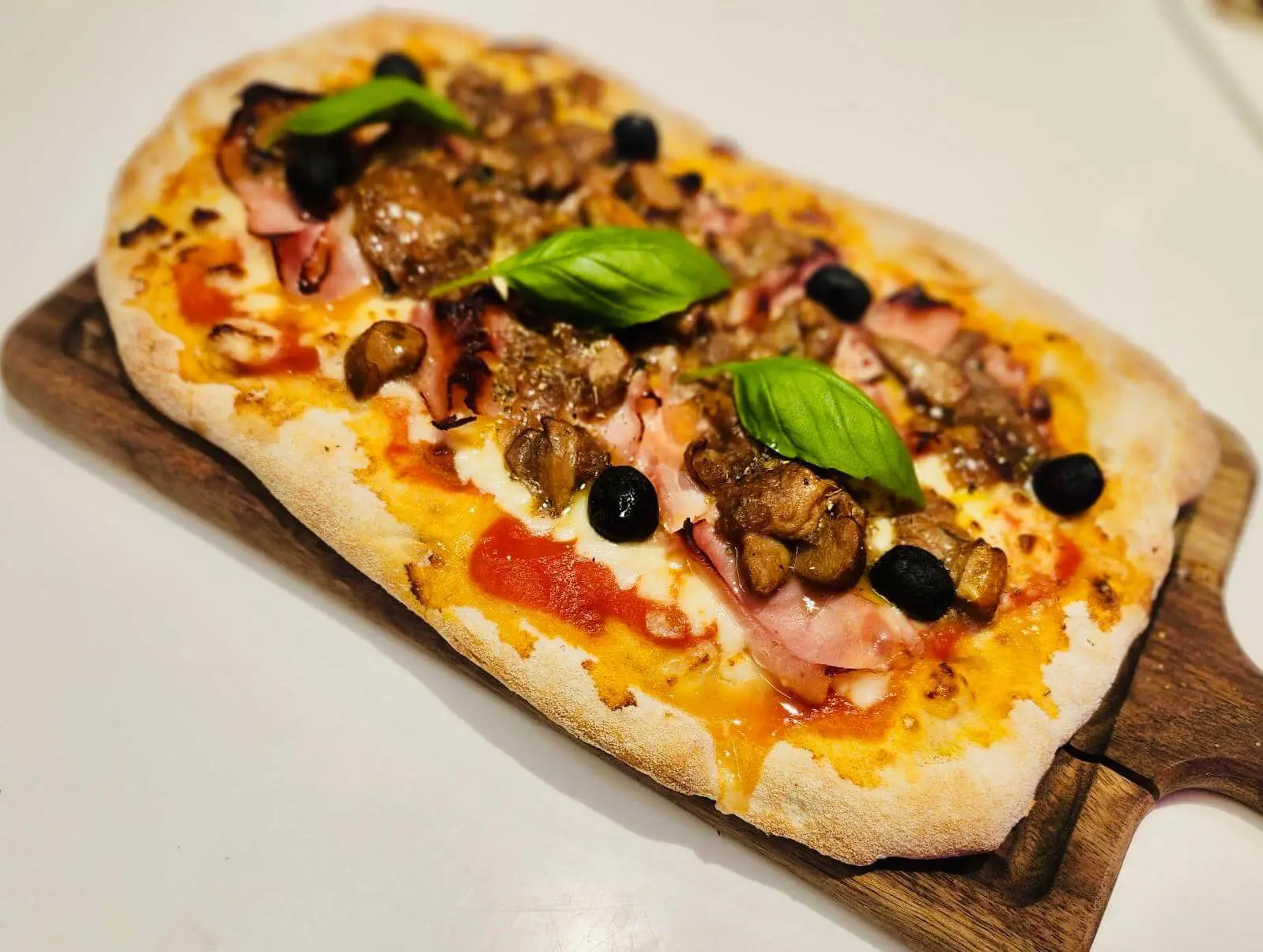 Pinsa con olive nere